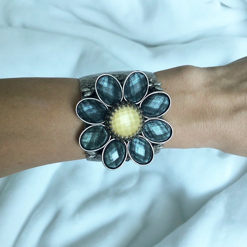 Ollipop Flower Cuff Bracelet 🌼